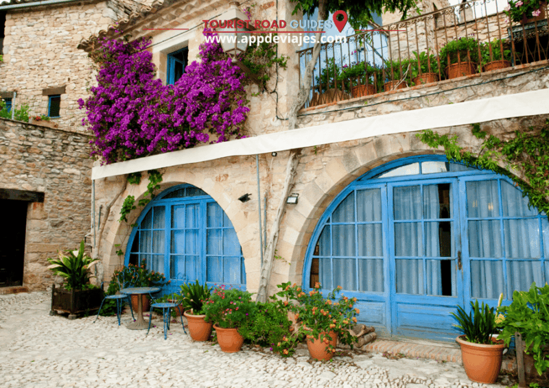 Tour Private Medieval Villages & Dinner at Sea - Dining Experience