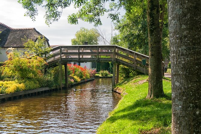 Tour to Giethoorn and Keukenhof Tulip Fields From Amsterdam - Professional Driver and Hotel Service