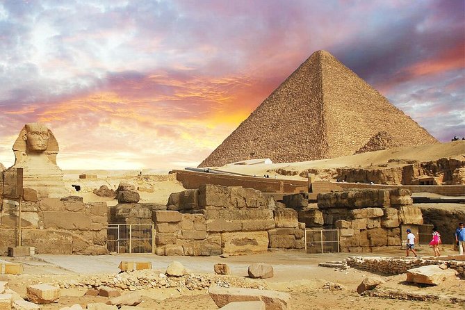 Tour to Giza Pyramids and The Egyptian Museum - Visiting the Valley Temple