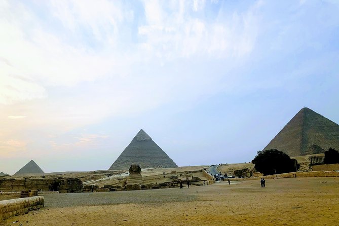Tour to Giza Pyramids, Sphinx & Saqqara Step Pyramid With Private Guide - Exploring the Giza Pyramids