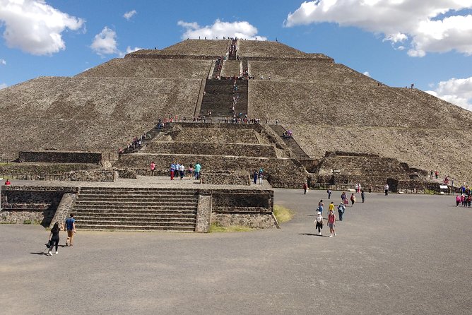 Tour to the Pyramids of Teotihuacán in English, Leaving Querétaro - Exploring the Pyramids