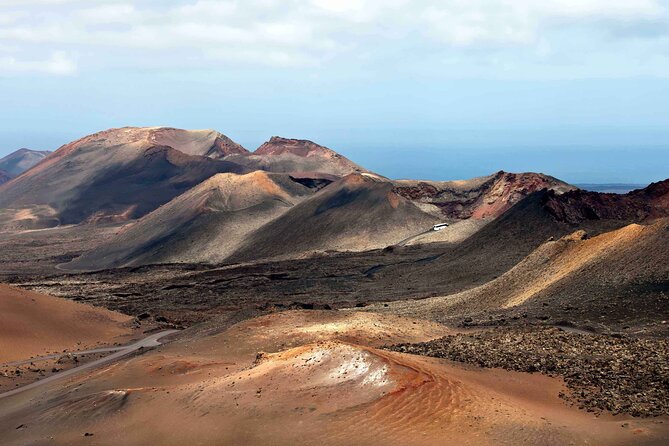 Tour to Timanfaya, La Geria and Laguna Verde for Cruise Passengers - Exploring the La Geria Region