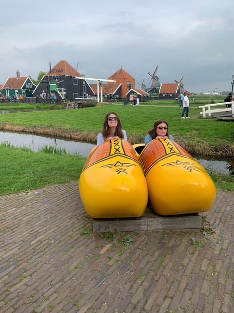 Tour to Zaanse Schans Windmills and Volendam From Amsterdam - Exploring Volendam