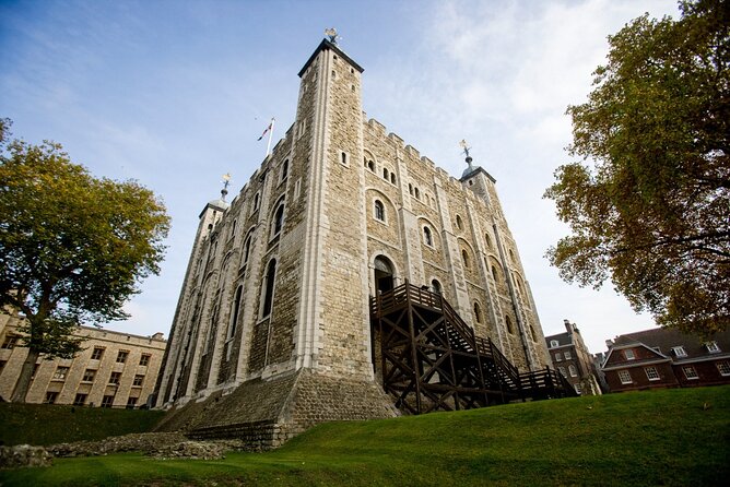 Tower of London: Early Entry & Guided Tour With the Beefeaters - Exploring the Crown Jewels