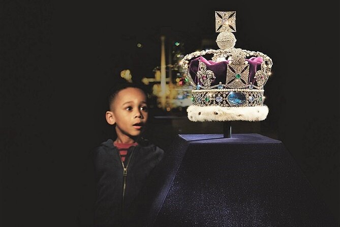 Tower of London: Early Entry & Guided Tour With the Beefeaters - Engaging Beefeater Storytelling