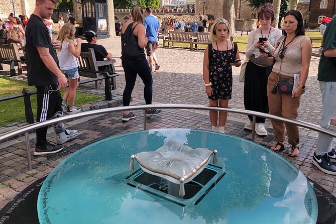 Tower of London: Early Entry & Guided Tour With the Beefeaters - Getting to the Tower of London