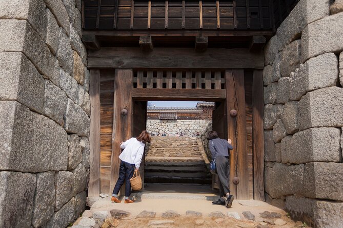 [Town Walk] Stroll Around Matsuyama Castle and Enjoy Local Shopping - Meeting and End Points