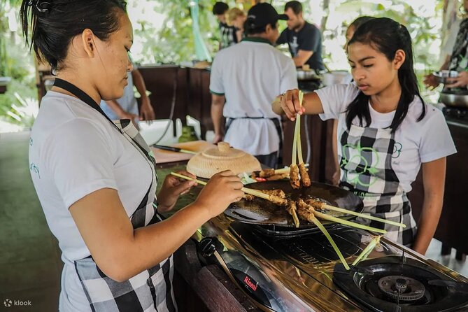 Traditional Cooking Class In Ubud With Local Balinese Family - Traditional Balinese Compound and Offering