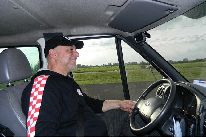 Transfer From Eindhoven Airport to Amsterdam - Onboard Amenities and Accessibility