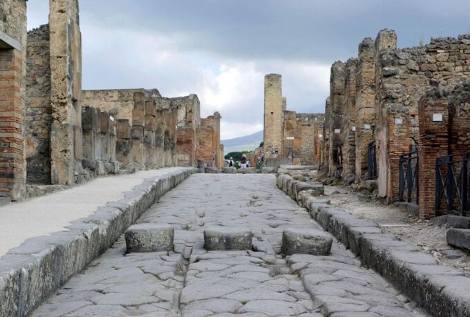 Transfer From Naples to Positano via Pompei 2h or Viceversa - Private Group Experience