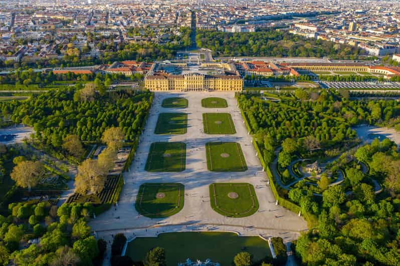 Transfer From Prague to Vienna With 2h for Sightseeing - Vehicle and Capacity