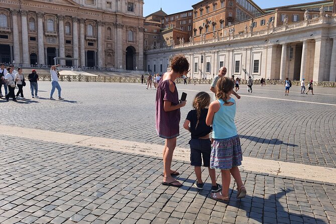 Treasures of St Peter Basilica Scavenger Hunt for Kids & Families - Unique Architectural Marvels to Spot