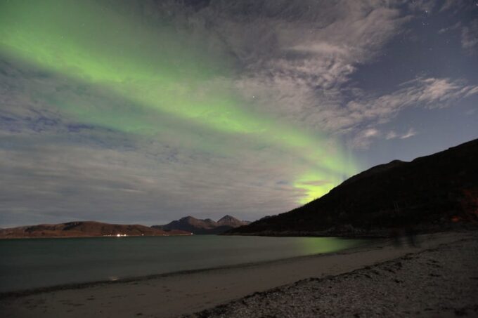 Tromsø: Small Group Northern Lights Hunt - Warm Clothing Provision