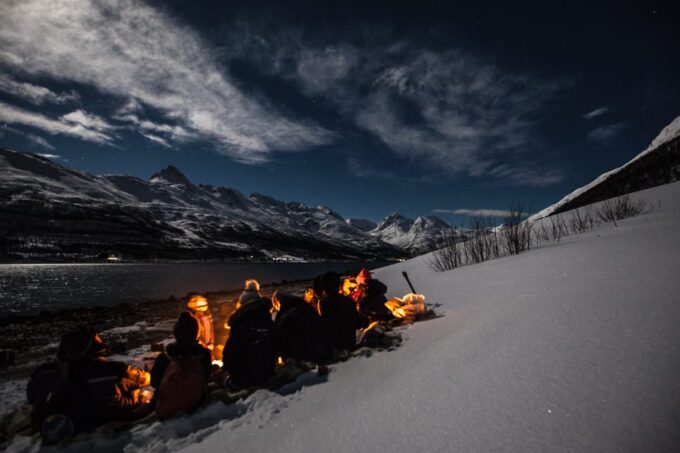 Tromsø: Small Group Northern Lights Hunt - Camera Assistance