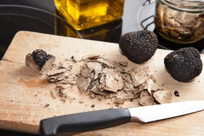 Truffle Hunting With Tasting Included - Umbria, Italy - Group Size and Accessibility