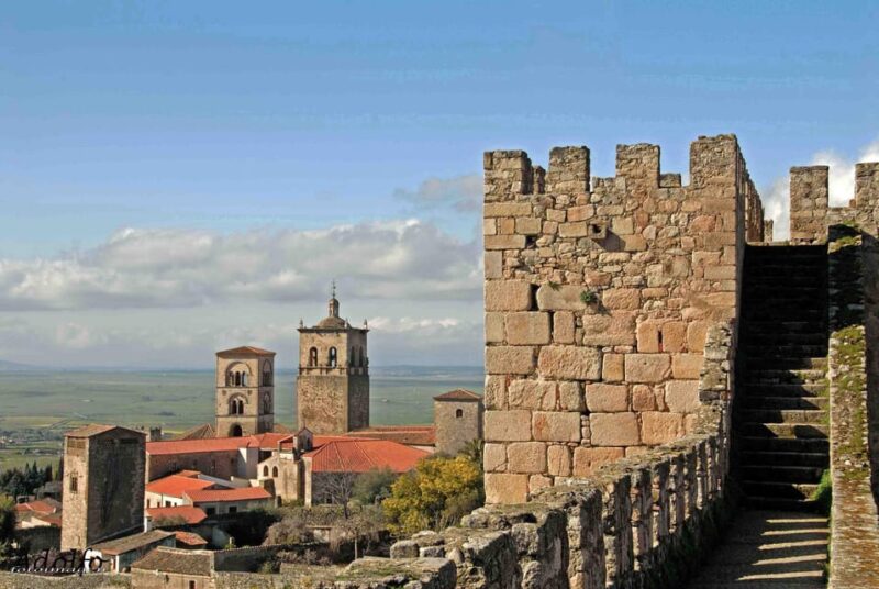 Trujillo : Guided Visit Medieval Scenery and Route of the Discoverers. - Tour Guide and Language