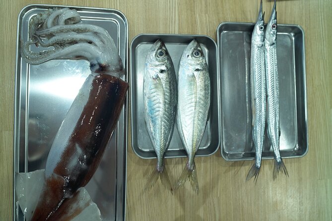 Tsukiji Fish Market Cooking Experience - Taking in the Vibrant Atmosphere