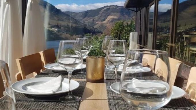 TUA, Options: Boat Trip (Tua - Pinhão) + Lunch (Short Pants) - Discovering the Douro Valley