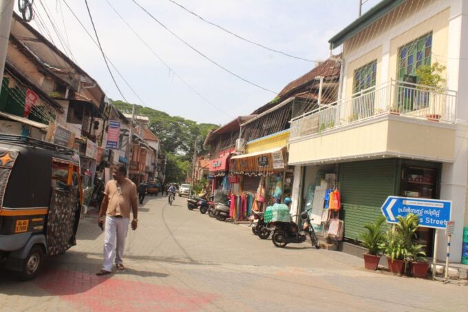 Tuk Tuk Experience Private Tour to Fort Kochi & Jewish Town. - Shopping Opportunities
