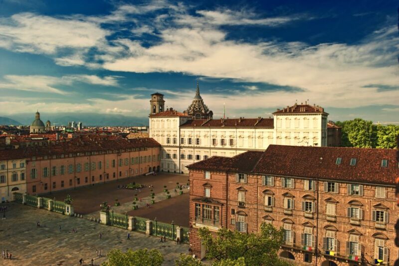 Turin: Private Tour on The Path of The Holy Shroud - Exploring the Shrouds History