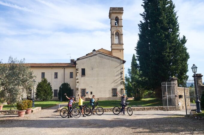 Tuscany Hills Bike Tour With Lunch at Farm and Wine Tasting - Frequently Asked Questions