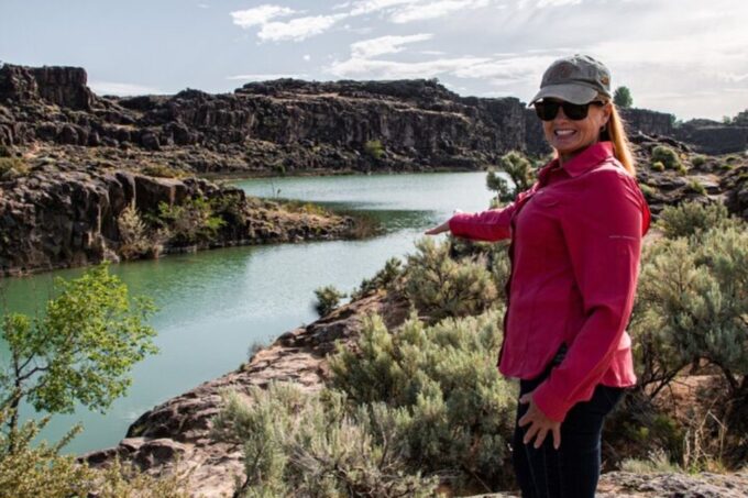 Twin Falls: Dierkes Lake Hike & Shoshone Falls Guided Tour - Small Group Experience