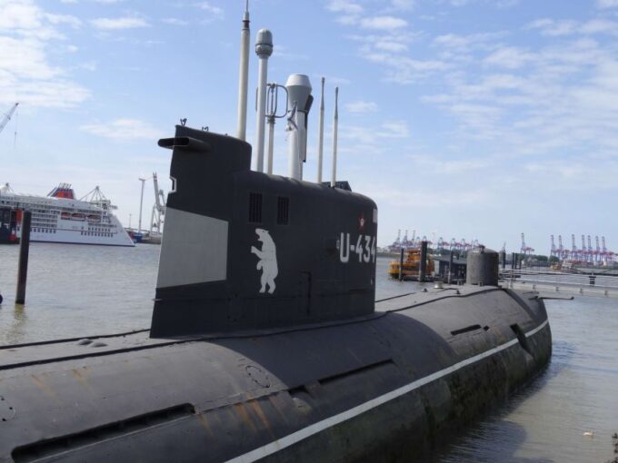 U-Boot Museum & War History Private Tour in Hamburg - Guided Exploration of U-Boot Museum