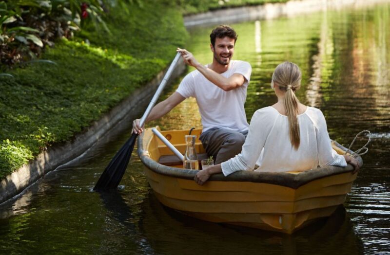 Ubud: Romantic Photo Moments on a Boat - Romantic Ambiance