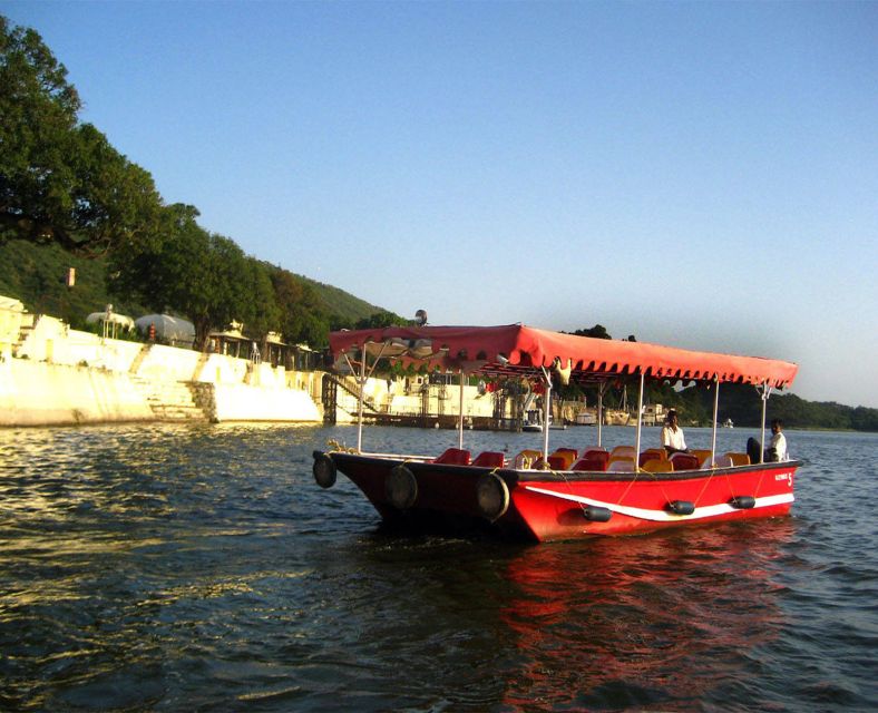 Udaipur: Evening Boat Ride With Puppet Show and Dinner - Evening Boat Ride Highlights