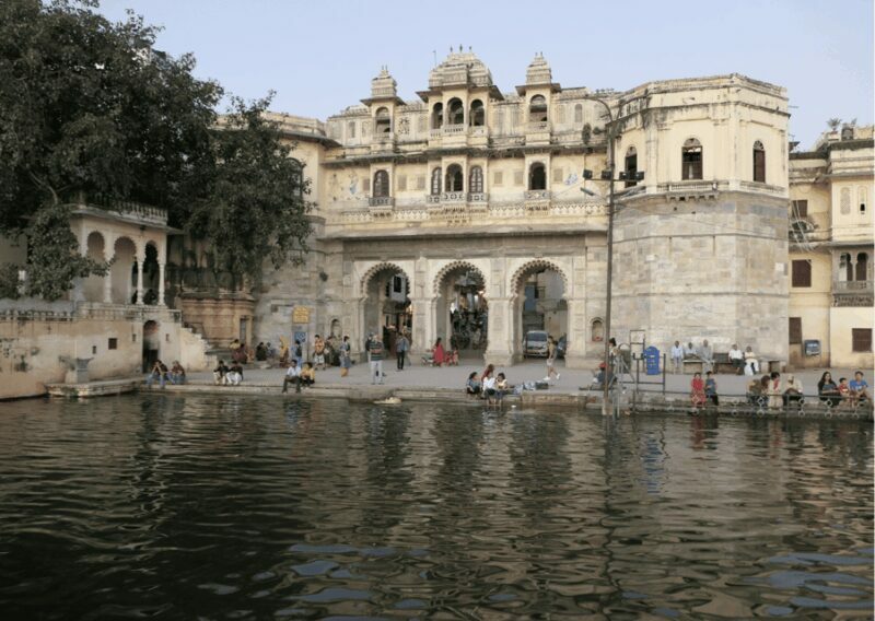 Udaipur: Guided Walking Tour of Ghats with Boat Ride - Exploring Udaipur’s Ghats: A Walk Through the Lakeside Charm