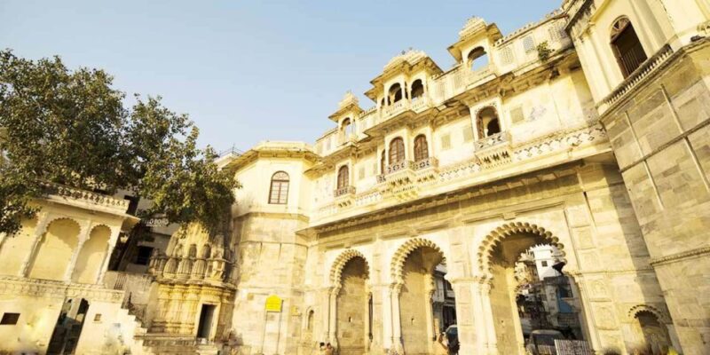 Udaipur: Highlights of Udaipur, Guided Half-Day Car Tour - Explore Royal Havelis and Markets