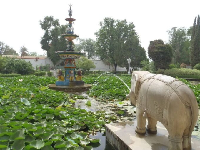 Udaipur: Highlights of Udaipur, Guided Half-Day Car Tour - Discover Udaipurs History and Culture