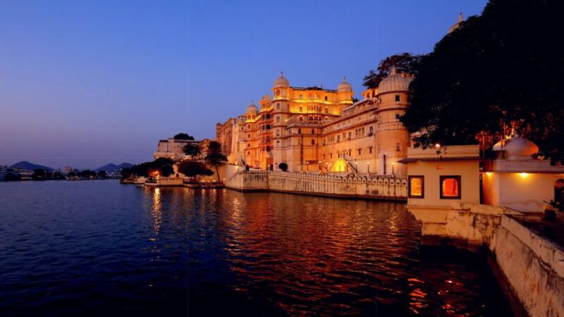 Udaipur: Palace of Udaipur & Jagdish Temple Walking Tour - Key Points