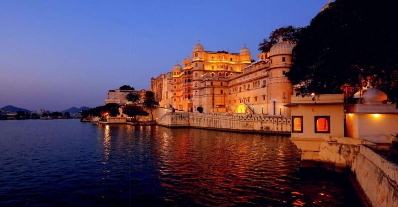 Udaipur: Palace of Udaipur & Jagdish Temple Walking Tour - Jagdish Temple and Vintage Cars
