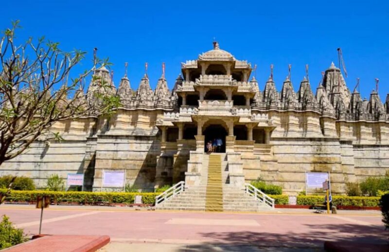 Udaipur: Palace of Udaipur & Jagdish Temple Walking Tour - Capturing Memories and Photography