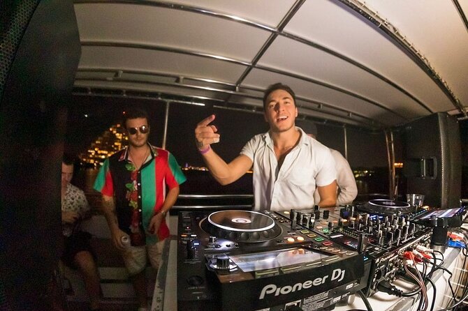 Ultimate Party in Miami : Boat Party, Party Bus & Nightclub - Vibrant Miami Nightlife