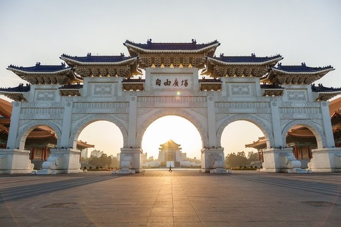 Ultimate Taipei Sightseeing Tour - Longshan Temple and National Palace Museum