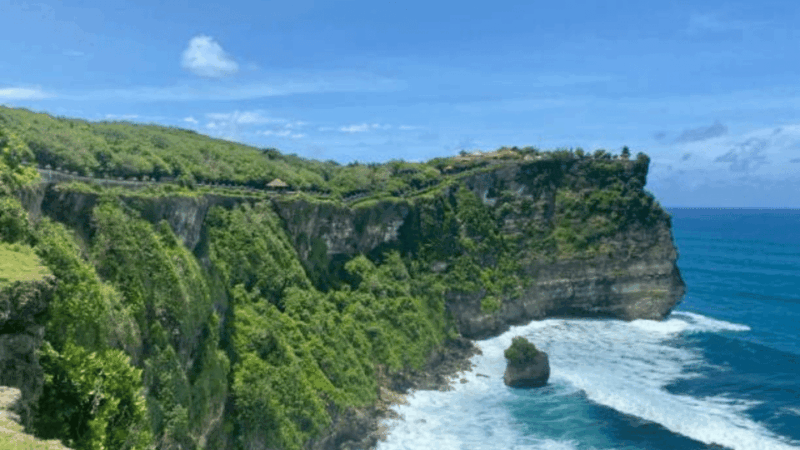Uluwatu Temple Sunset Tour & Romantic Dinner at Jimbaran Bay - Uluwatu Temple Visit