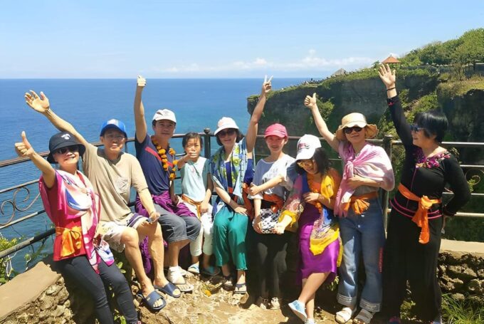 Uluwatu Temple Sunset Tour & Romantic Dinner at Jimbaran Bay - Frequently Asked Questions