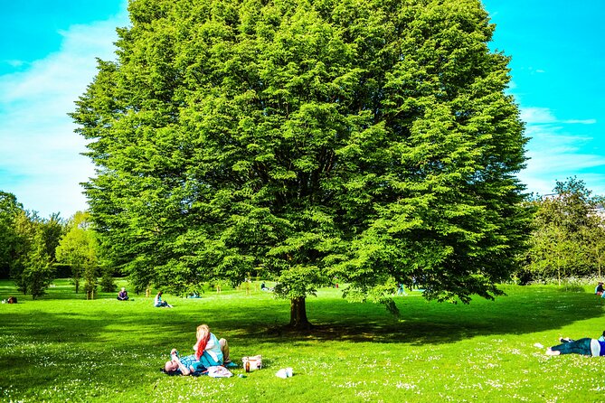 Unique Sites of London Walking Tour for Couples - Strolling Through Hyde Park