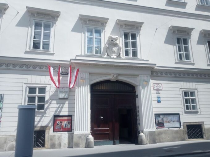 Unknown Vienna City - the Big 3 Hours Tour - Exploring Unknown Medieval Hofburg