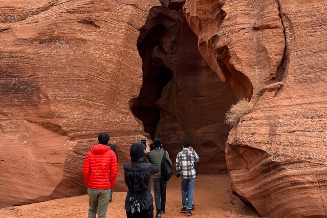 Upper & Lower Antelope Canyon Tours -Arizona Tours - Navigating the Lower Canyon