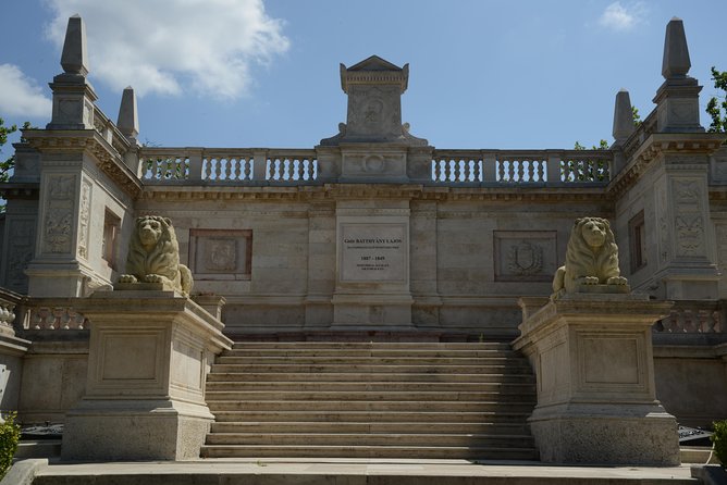 Urban Tour of the Outer Viii District Budapest - Discovering Scenic Cemeteries