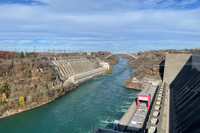 USA Winter Journey: Crossing Borders to Experience Niagara Falls - Shopping at Maple Leaf Place
