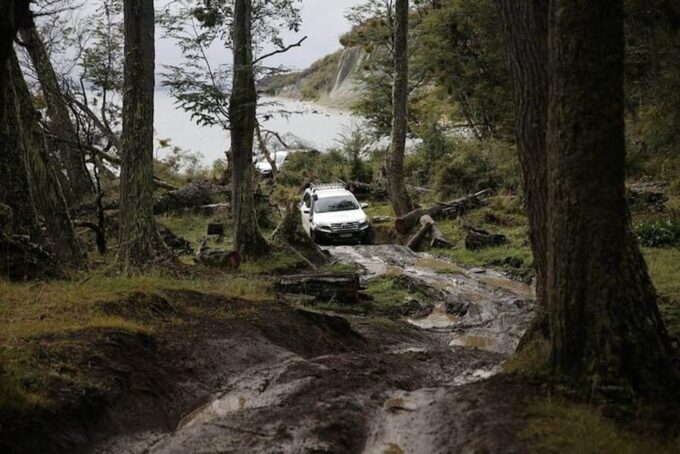 Ushuaia: Escondido Lake and Fangano 4 X 4 With Lunch - Lunch at Exclusive Refuge