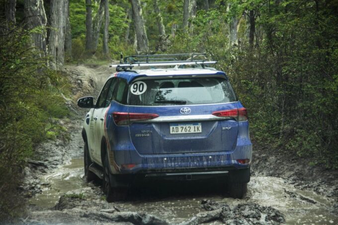 Ushuaia: Off-Road 4X4 Lakes Tour - Crossing the Andes Mountains