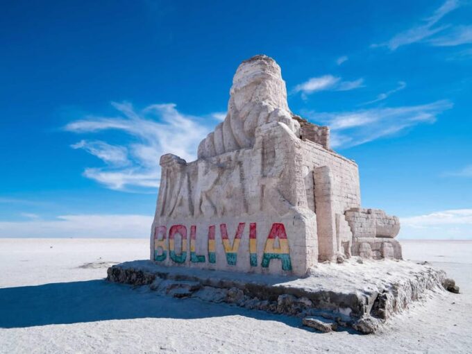 Uyuni: Jeep Tour to Incahuasi Island and Uyuni Salt Flat - Train Cemetery and Colchani