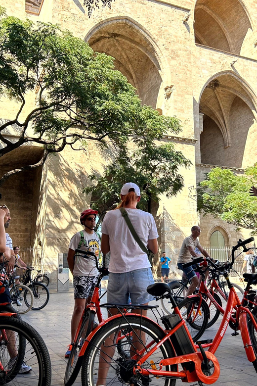 Valencia: Culture and History on a Guided E-Bike/Bike Tour - Discovering Iconic Landmarks