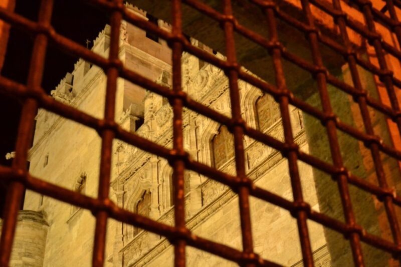 Valencia: Legends and Secrets Moonlight Walking Tour - Historical Incidents
