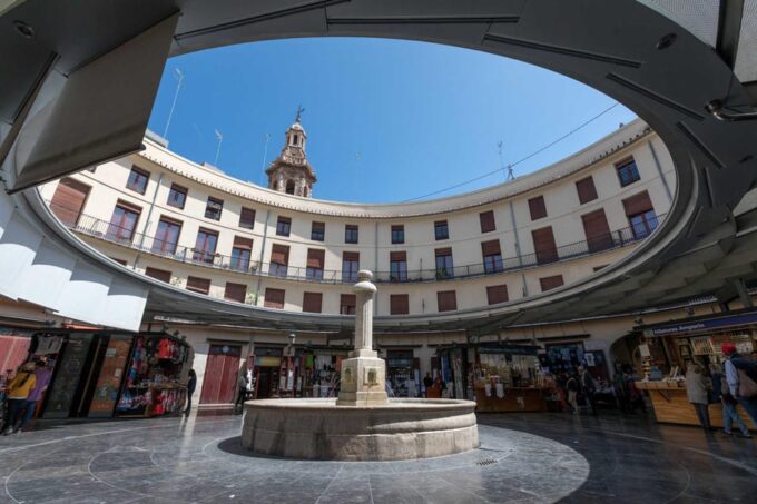 Valencia: Old Town to Modern Marvels Premium EBike Yamaha - Discovering the Historic Landmarks